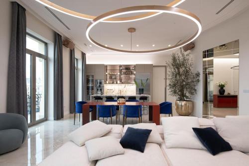 ein Wohnzimmer mit einem weißen Sofa und einem Tisch in der Unterkunft Luxury Penthouse in Downtown in Budapest