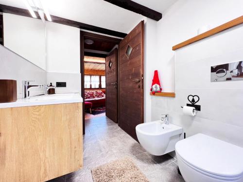 A bathroom at Chalet La Balma