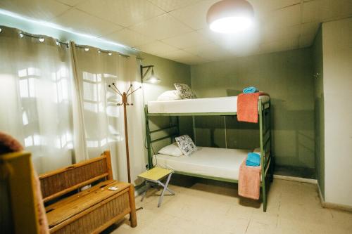 Postel nebo postele na pokoji v ubytování Hostal & Café Travelers