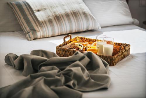 Una cama o camas en una habitación de Andromeda Residences