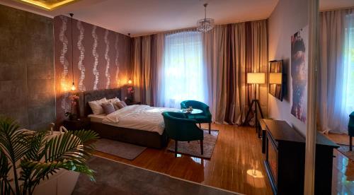 una camera con letto, sedia e scrivania di Restoran Orijent 5 a Sombor