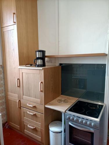 Il comprend une petite cuisine avec une cuisinière et quelques placards. dans l'établissement CANNES, à Cannes