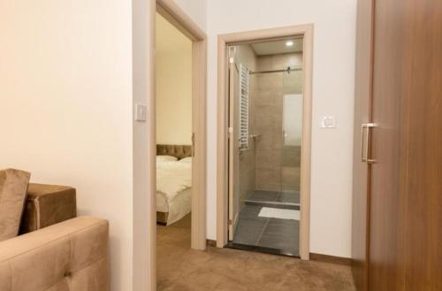 Et badeværelse på LuxA Apartmani