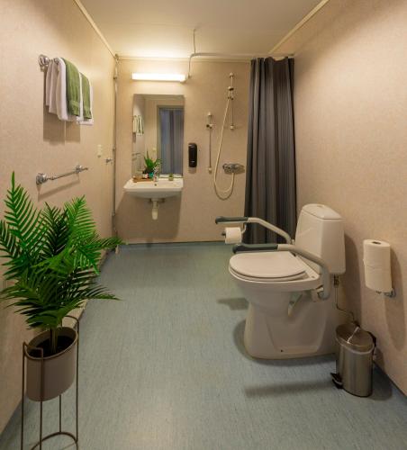 ein Badezimmer mit Toilette und Waschbecken in der Unterkunft Vikingskipet Hotell in Hamar