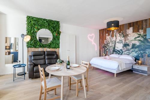 Cette chambre comprend un lit, une table, un lit et un canapé. dans l'établissement Aurora Lov'Room Proche de Saint Charles, à Marseille