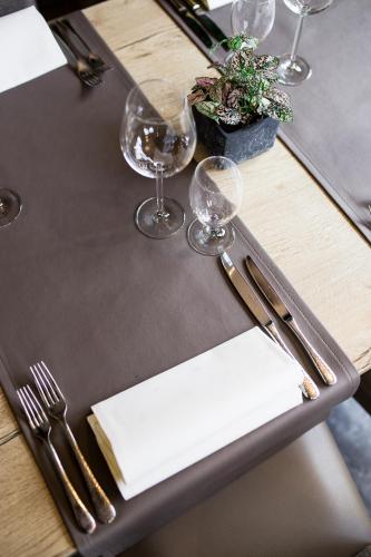 a table with wine glasses and napkins on it at Zur Alten Mühle in Lützkampen