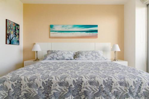 a bedroom with a large bed with two lamps at Hermoso apartamento con todas las comodidades acceso directo a la playa ubicado en el edificio Morros Epic in Cartagena de Indias