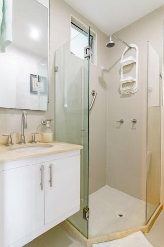 a bathroom with a glass shower and a sink at Hermoso apartamento con todas las comodidades acceso directo a la playa ubicado en el edificio Morros Epic in Cartagena de Indias