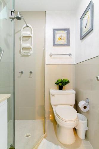 a bathroom with a toilet and a glass shower at Hermoso apartamento con todas las comodidades acceso directo a la playa ubicado en el edificio Morros Epic in Cartagena de Indias