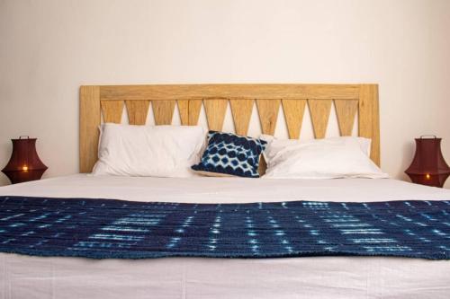 מיטה או מיטות בחדר ב-Ndar Ndar House