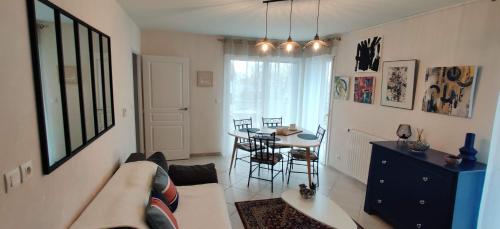 un salon avec un canapé et une table dans l'établissement Le Mans'Art, à Dijon