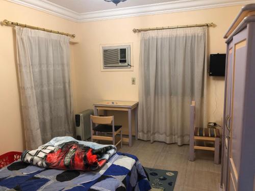 1 dormitorio con cama, mesa y escritorio en Three bedrooms apartment Degla Maadi, en El Cairo
