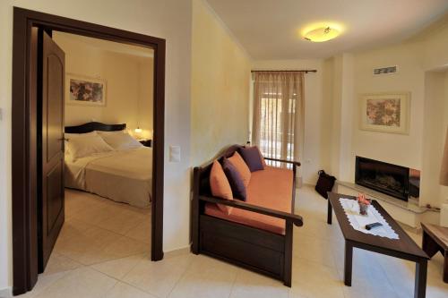 um quarto com uma cama, uma cadeira e uma mesa em Dianthos Guesthouse em Kiriákion