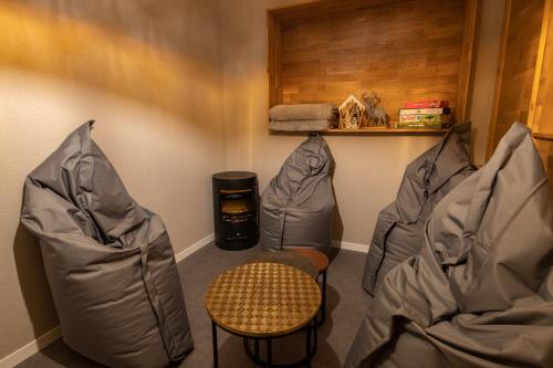 a room with two empty chairs and a table at Jupi Hüsli in Göschenen