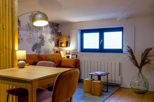 un salon avec un canapé et une table dans l'établissement HONORÊ - Suite Terracotta, à Lyon