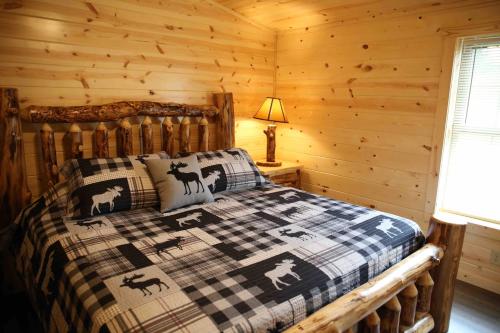 Tempat tidur dalam kamar di Blessing Lodge by Amish Country Lodging