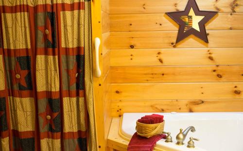 Blessing Lodge by Amish Country Lodging في برلين: حمام مع مغسلة و نجمة على الحائط