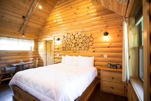 A bed or beds in a room at Dogwood Cabin by Amish Country Lodging