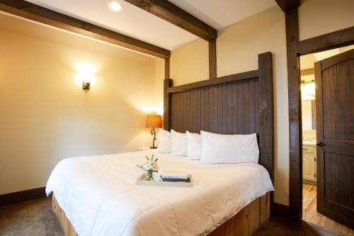 A bed or beds in a room at Country Bliss Cottage by Amish Country Lodging