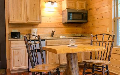 Una cocina o cocineta en Whispering Pines Treehouse by Amish Country Lodging