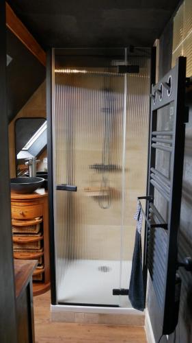 una puerta corredera de cristal en una cocina con mesa en Surfhouse, L'Oyat, en Saint-Pierre-Quiberon