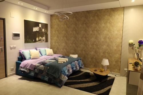 een slaapkamer met een bed en een tafel bij B&B Acquedotto in Corigliano Calabro