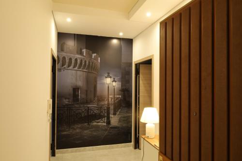 a hallway with a picture of a dining room at B&B Acquedotto in Corigliano Calabro