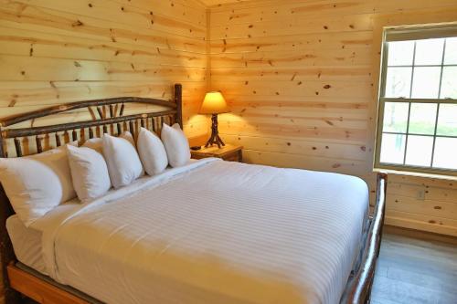 Ένα ή περισσότερα κρεβάτια σε δωμάτιο στο Waterview Lodge by Amish Country Lodging