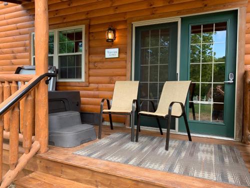 Μπαλκόνι ή βεράντα στο Waterview Lodge by Amish Country Lodging