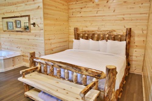 Ένα ή περισσότερα κρεβάτια σε δωμάτιο στο Waterview Lodge by Amish Country Lodging