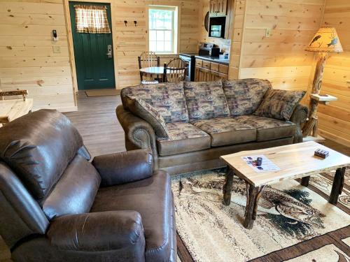 Χώρος καθιστικού στο Waterview Lodge by Amish Country Lodging