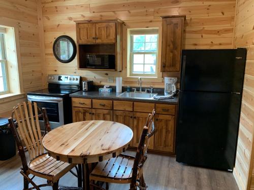 Kitchen o kitchenette sa Waterview Lodge by Amish Country Lodging