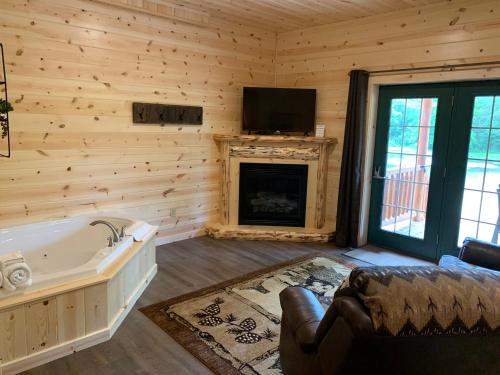 โทรทัศน์และ/หรือระบบความบันเทิงของ Waterview Lodge by Amish Country Lodging