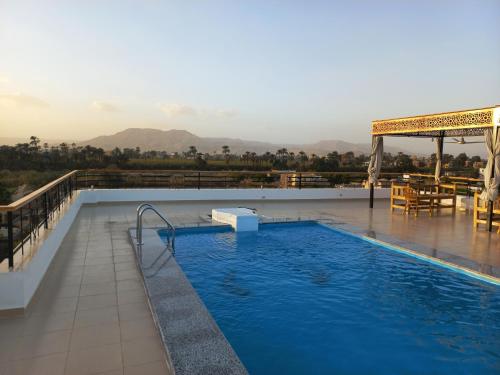 una piscina sul tetto di una casa di New Modern Flats a Luxor