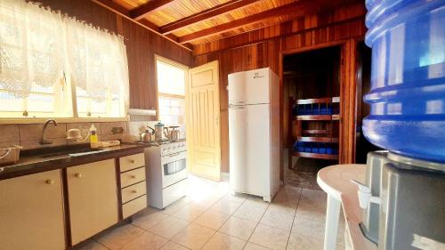 Η κουζίνα ή μικρή κουζίνα στο Muito espaço, Piscina, Churrasqueira, Wi-Fi, SmartTV