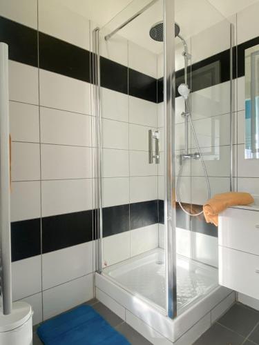une douche avec une porte vitrée dans une salle de bain dans l'établissement Le Phare, à Sète