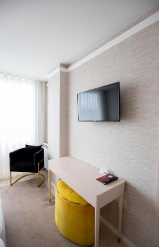 Una televisión o centro de entretenimiento en Hotel Lido