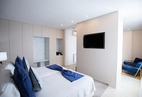 Una televisión o centro de entretenimiento en Hotel Lido