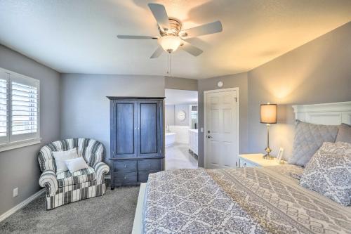 Ένα ή περισσότερα κρεβάτια σε δωμάτιο στο Ideally Located Ocean Escape Near Beach and Wineries