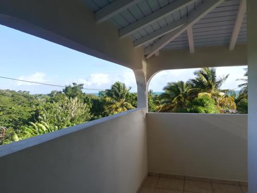 a balcony with a view of the ocean at Haut de villa avec vue sur la mer in Sainte-Rose
