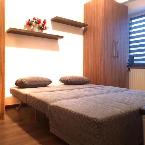 - une chambre avec un lit et 2 oreillers dans l'établissement Privat,geschäftlich oder Familienausflug..., à Brême