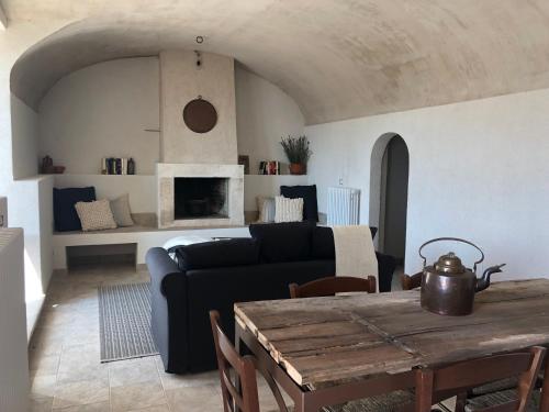 een woonkamer met een bank en een tafel bij Il Terrazzo in Santo Stefano di Sessanio