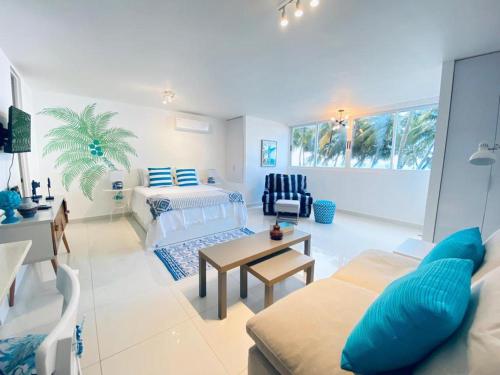 聖胡安的住宿－KASA Las Palmas studio apt for 2 OCEAN VIEW BEACHFRONT CONDO POOL，一个带床和沙发的大客厅