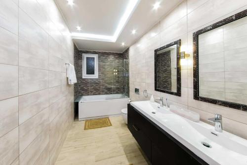 チィリヴィにあるPetrosのバスルーム(洗面台、トイレ、バスタブ付)