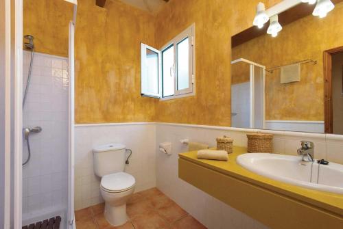 カラン・ボッシュにあるTorre Petxinaのバスルーム(トイレ、洗面台、鏡付)