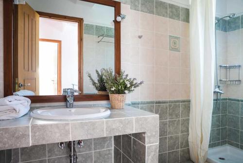 カテリオスにあるOlgaのバスルーム(洗面台、鏡付)