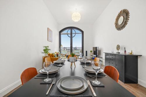 Maberly Lux - Grampian Lettings Ltd في أبردين: غرفة طعام مع طاولة مع الأطباق وكؤوس النبيذ