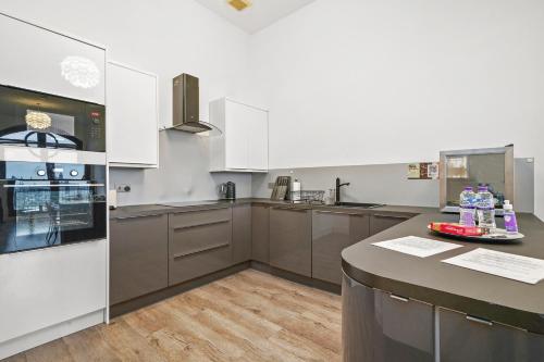 Kitchen o kitchenette sa Maberly Lux - Grampian Lettings Ltd