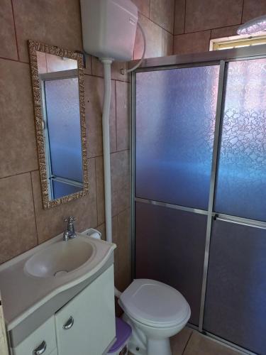 Et badeværelse på GELSON SANTOS APARTAMENTOS MOBILIADOS