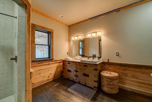 Koupelna v ubytování This chalet is luxury and mountain charm all wrapped up in one